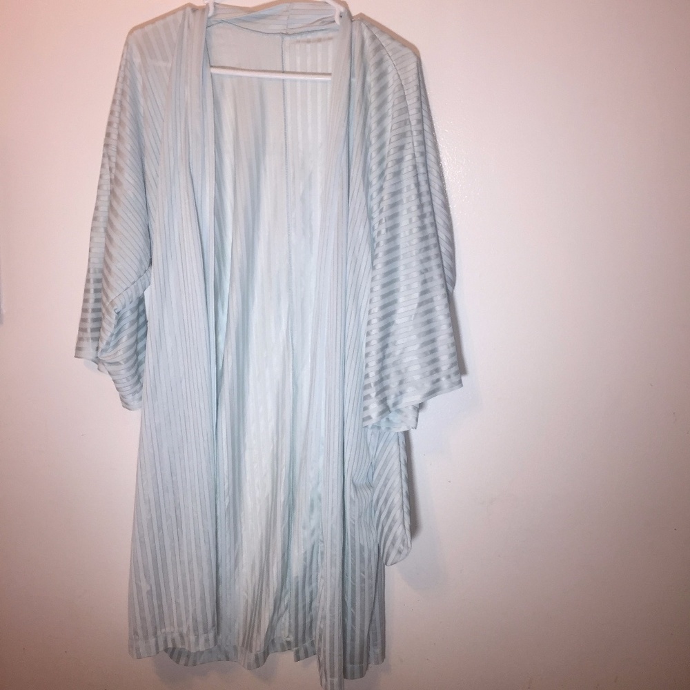 Exclusively Bettie light blue robe